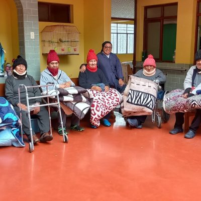 Sor Rosa acompañando  a los abuelitos